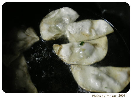 20080216-餃子を油で揚げる
