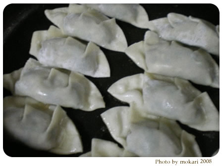 20080216-餃子を焼く
