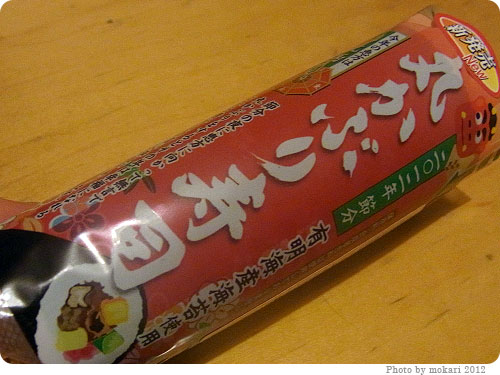 20120119-3 サークルKの丸かぶり寿司(恵方巻)ハーフサイズ。2012年の恵方は北北西。