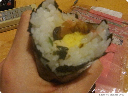 20120119-6 サークルKの丸かぶり寿司(恵方巻)ハーフサイズ。2012年の恵方は北北西。