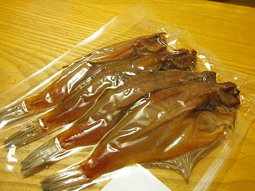 P3043501　福井県産の一夜干し。カレイの味くらべ（ベタカレイ、白カレイ、赤カレイ）