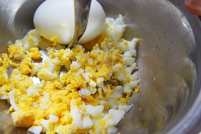マッシャーでゆで卵をつぶす