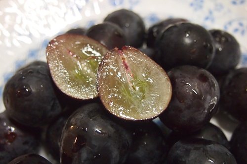 P7260342　広島県産、黒い真珠「三次ピオーネ」ブドウ