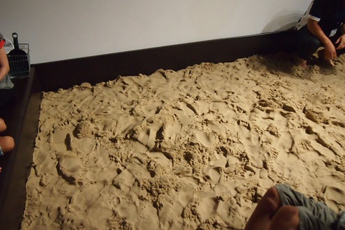 P7280395　京都水族館の不思議な砂場キネティックサンド