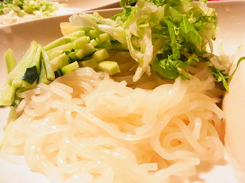 R1154701　自宅で韓国冷麺を食べる
